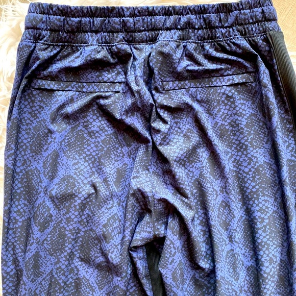 Athleta Brooklyn Navy Python Print High Waisted Joggers Size 0 EUC - Picture 7 of 13